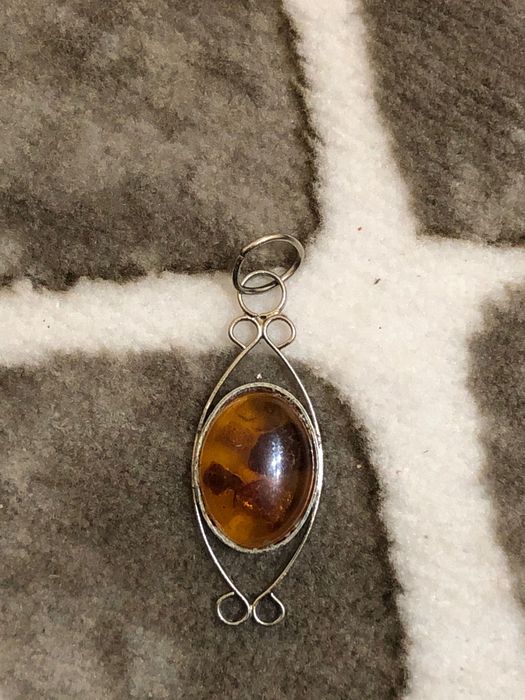 Broșă cu chilimbar tip pandativ