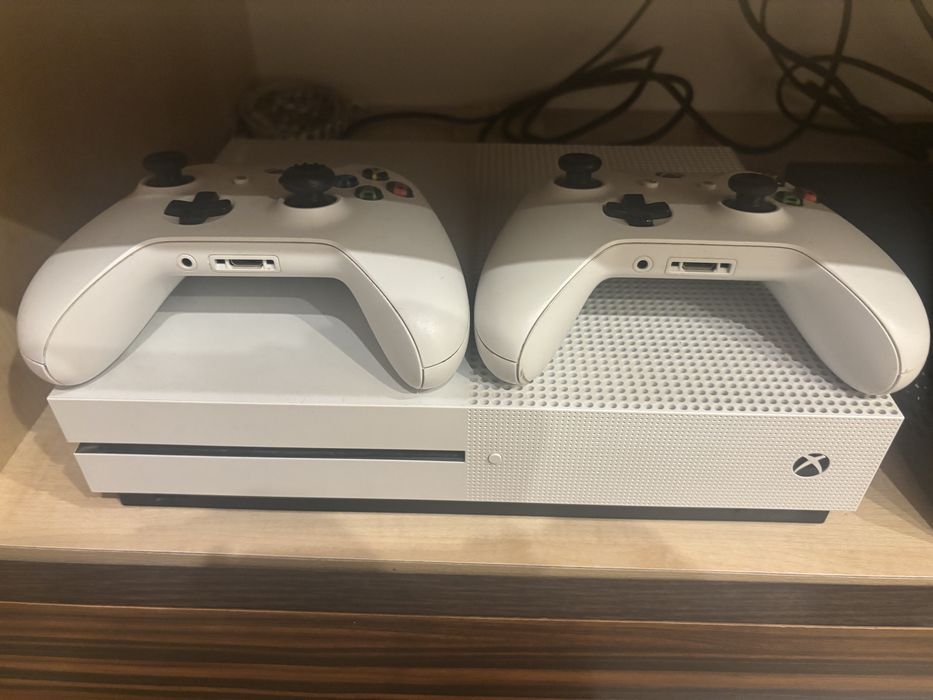 Vand xbox one s + 7 jocuri