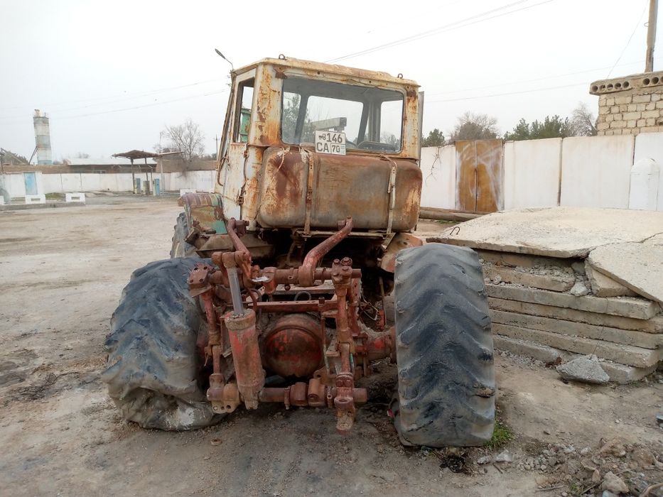 Ka 700 kasemsot traktor sotiladi
