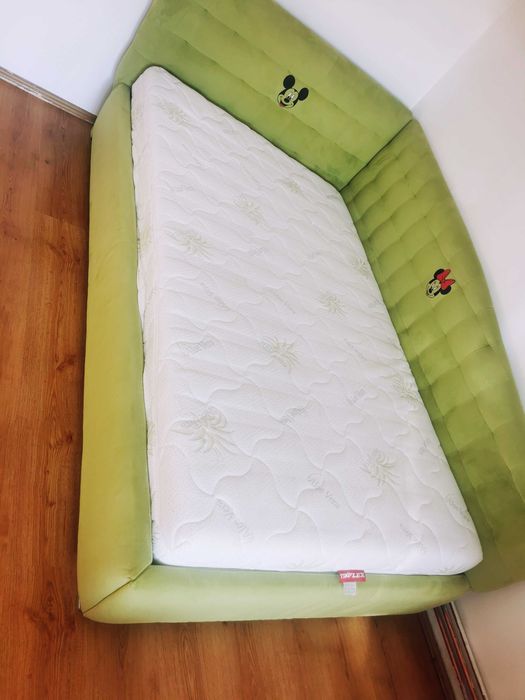 Vând pat tapițat cu doua tablii, catifea, imprimat cu Minnie si Mickey