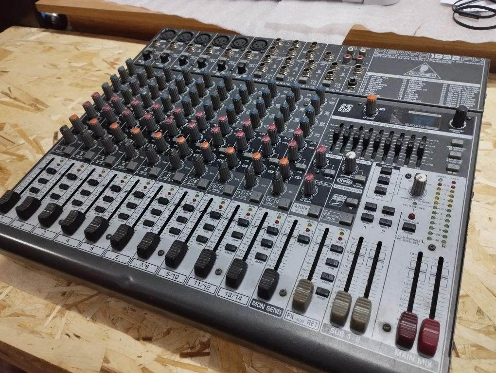 Микшерный пульт Behringer Xenyx 1832fx