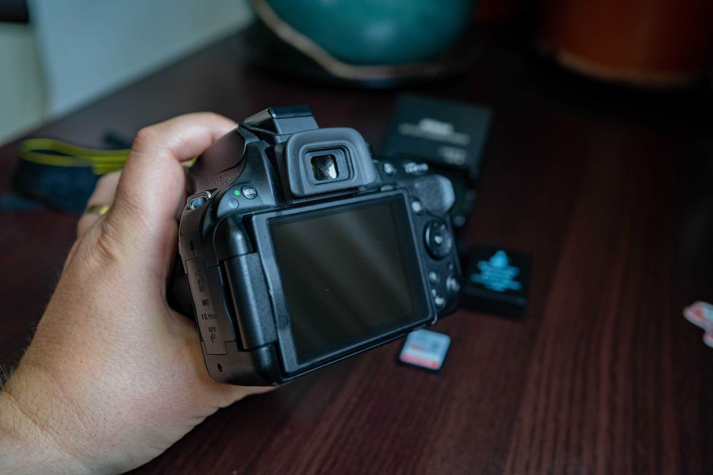 Nikon D5200 – stare excelenta, 2 baterii + card 64GB