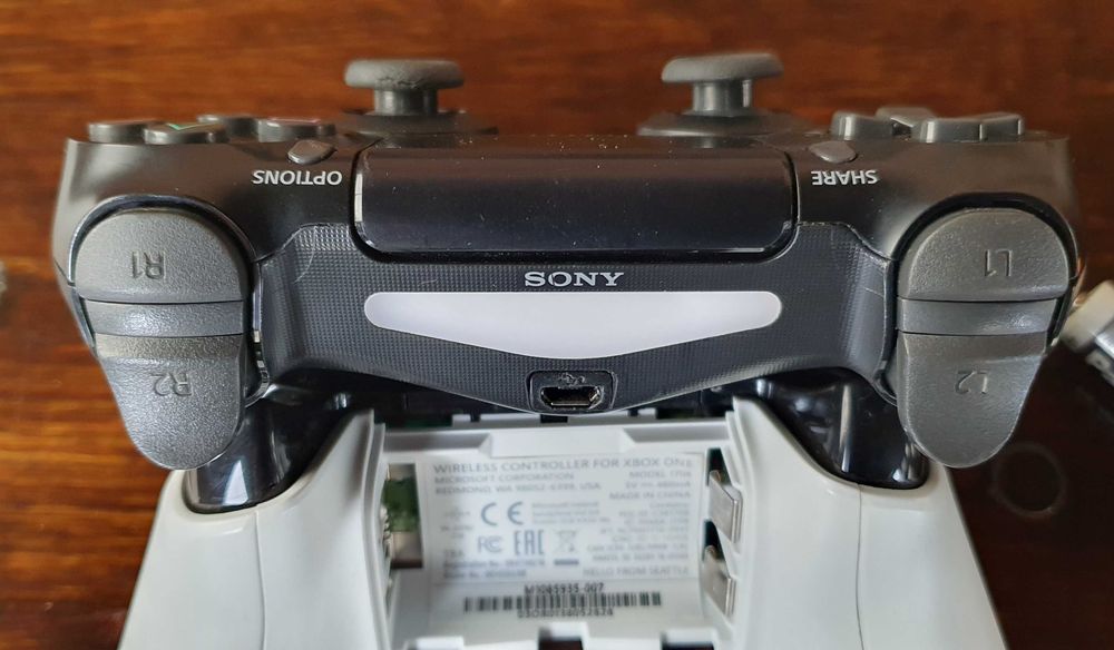 2 controllere 1 de Ps4 și 1 Xbox one de vânzare!
