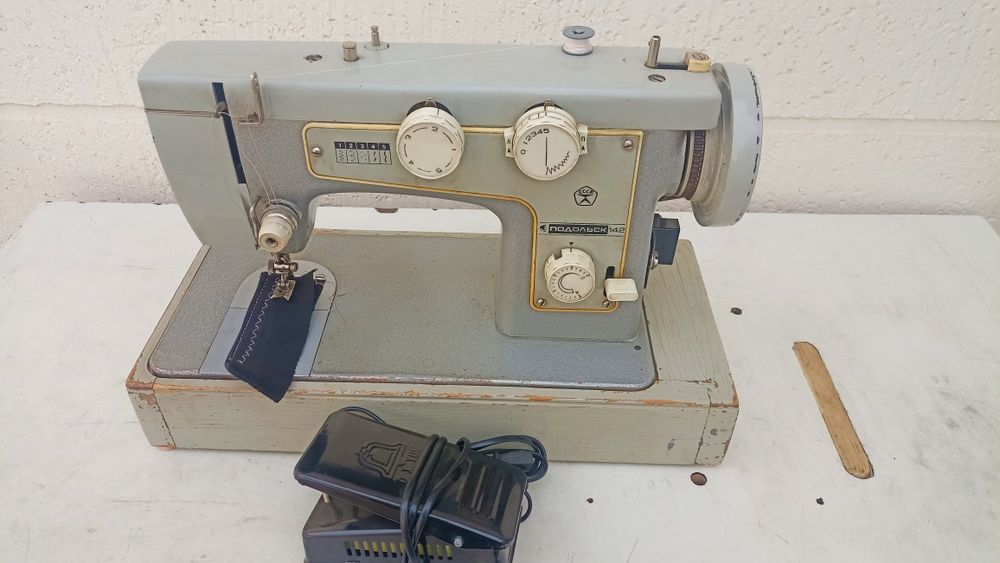 Швейная машинка Подольск 142 шьет работает Прямострока зигзаг