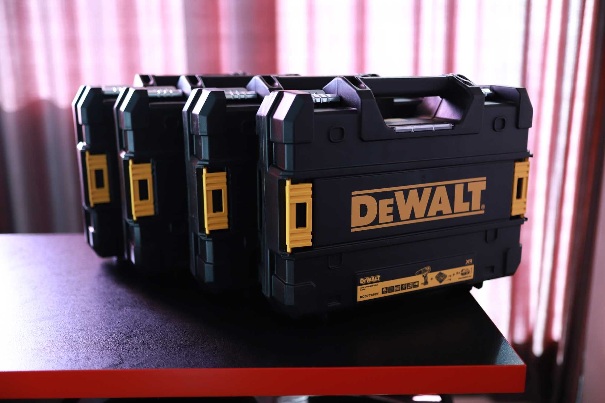 DeWALT комбинирана дрелка с две батерии  от 5 ампера