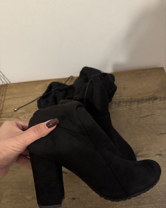 Велурени чизми в черен цвят