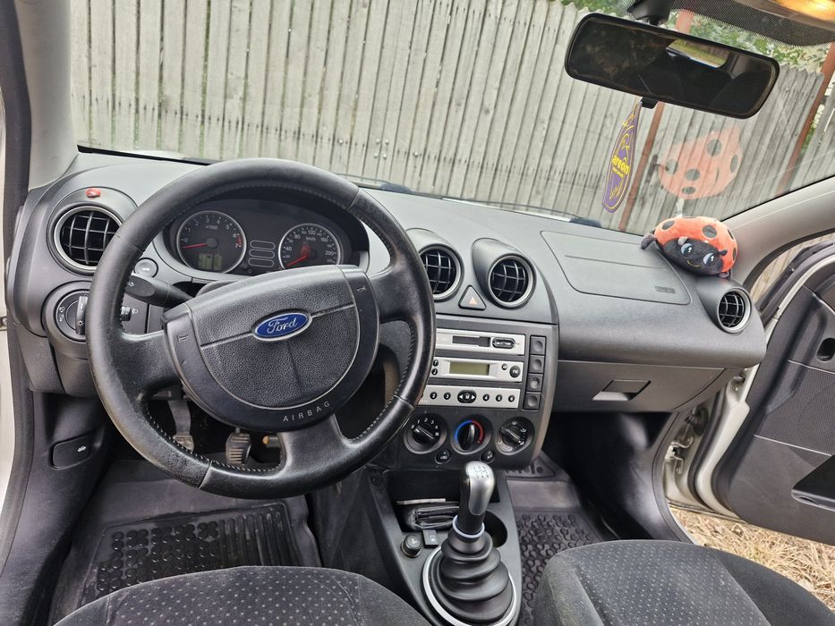 vând Ford Fiesta