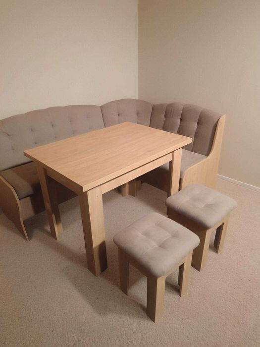 кухонный диван ,размер 1,7*1,3 метра стол 2 табуретки