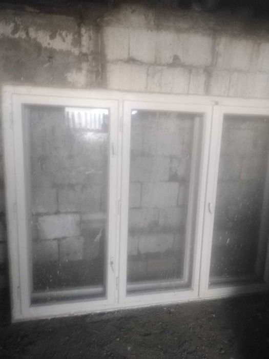 Vând geamuri de lemn în stare f buna si o moara stare buna