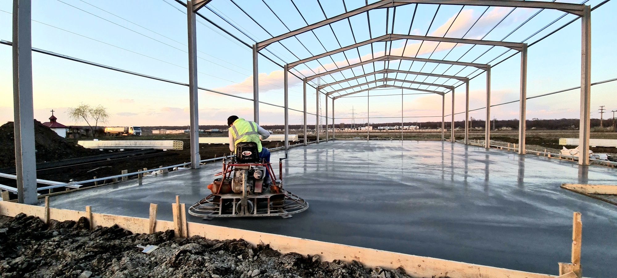 Turnare Beton - Sapa cu Cuart, finisat cu Elicopter, Periat, în curte