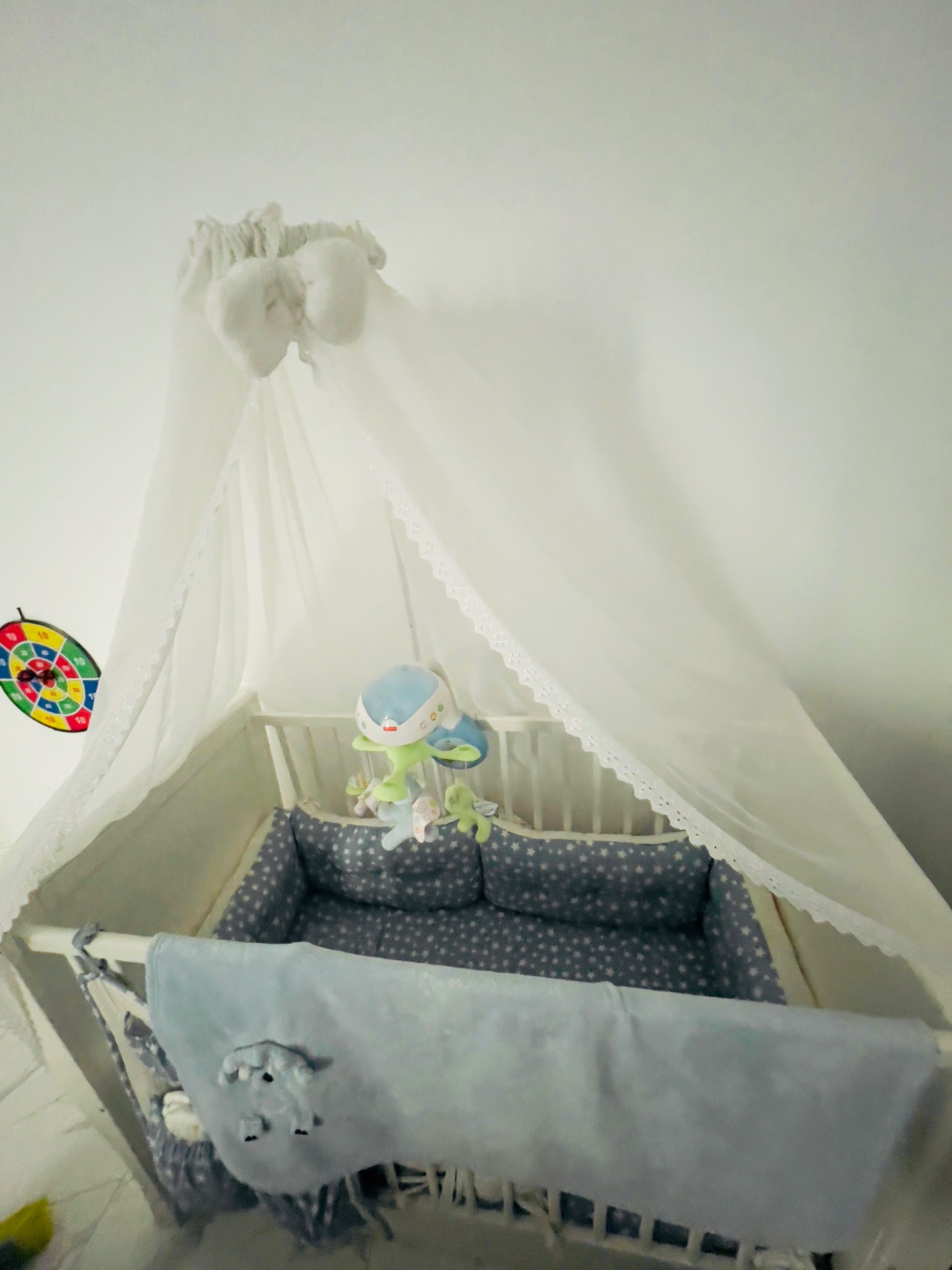 Pătuț bebeluș se vinde cu salteaua și caruselul  Fisher-price.