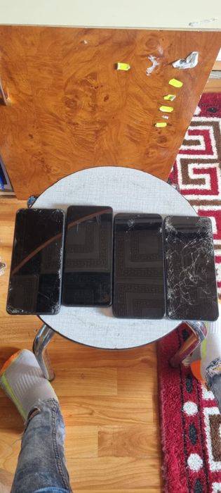 Vand telefoane pentru piese