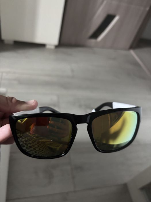 Vând ochelari de soare Quiksilver, model unisex.