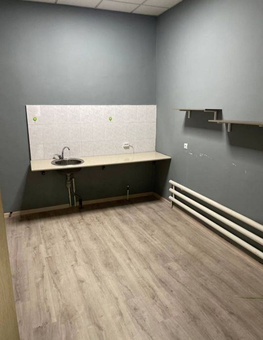 ОФИС, ШоУрум  и др , 100 м на Яккасарае ( Интерпол)