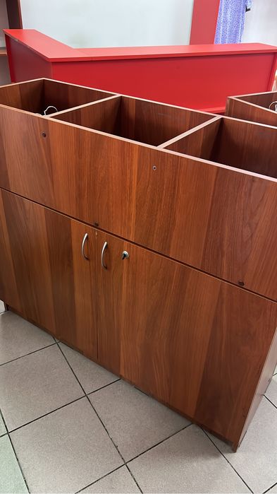 Продам тумбу с тремя отсеками .