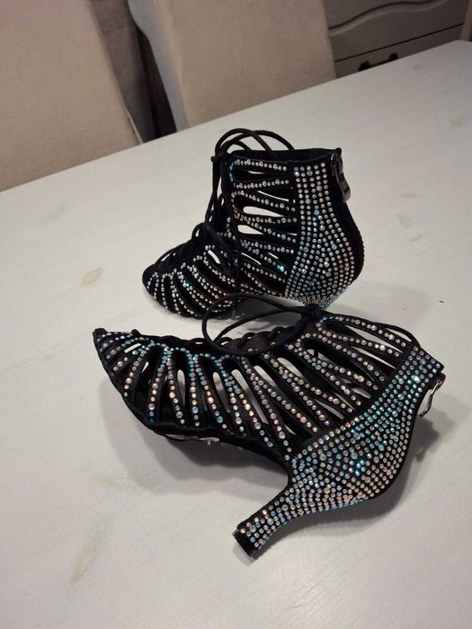 Ghetute/Pantofi dans noi marimea 37, talpa de dans toc 7 cm.