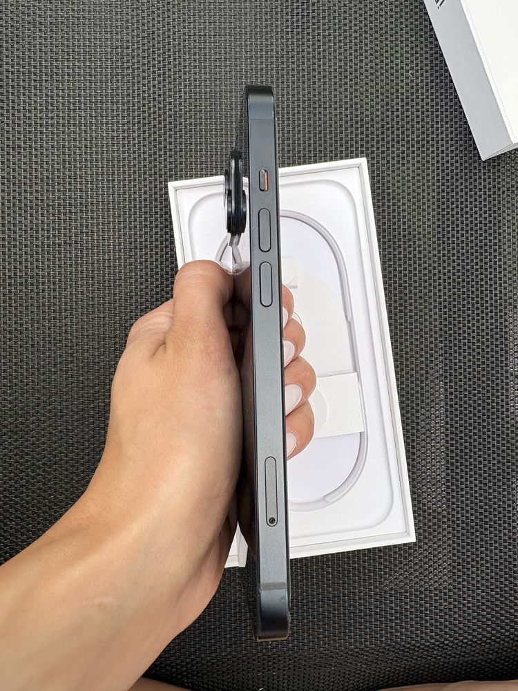 Iphone 14  ……………