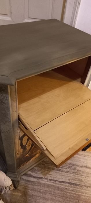 Антикварен шкаф с коне