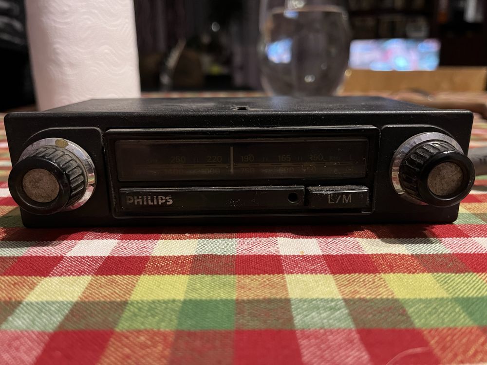 Продавам старо авто радио Philips