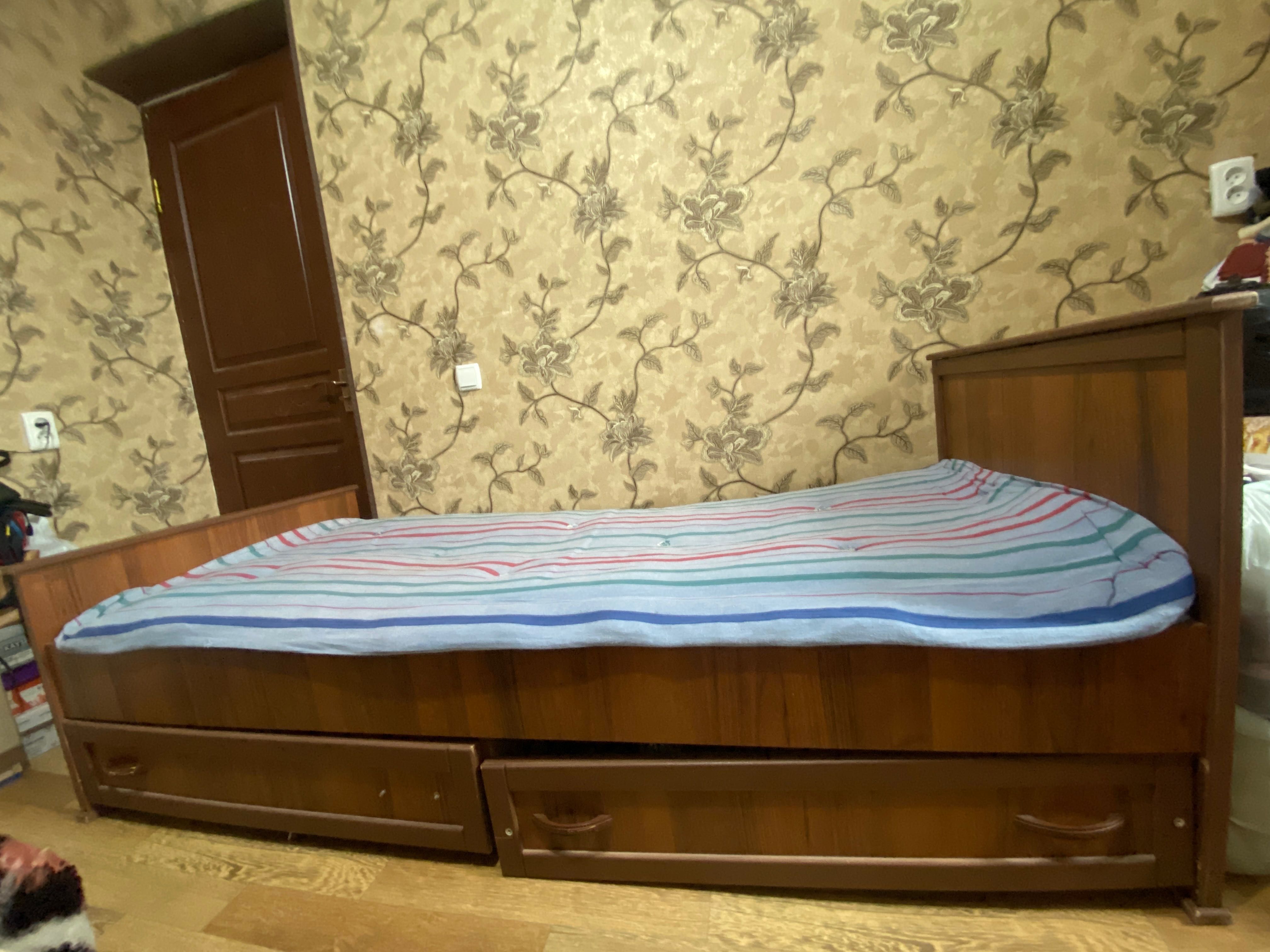 Продам подростковую кровать с ватным матрасиком! 180*80