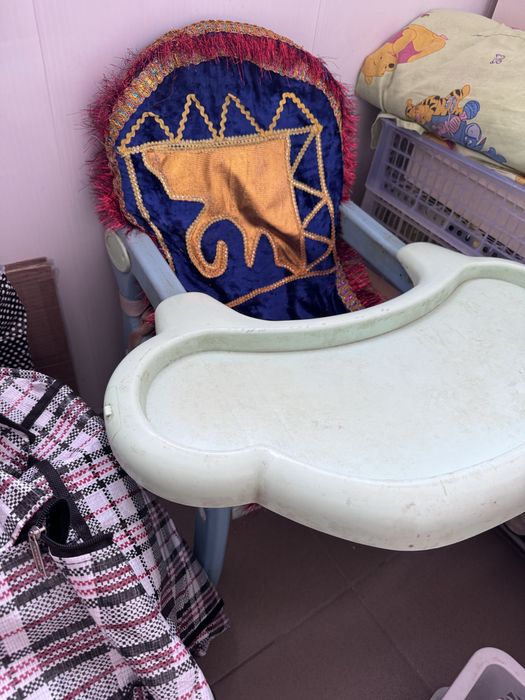 Отдам бесплатно детский столик для кормления