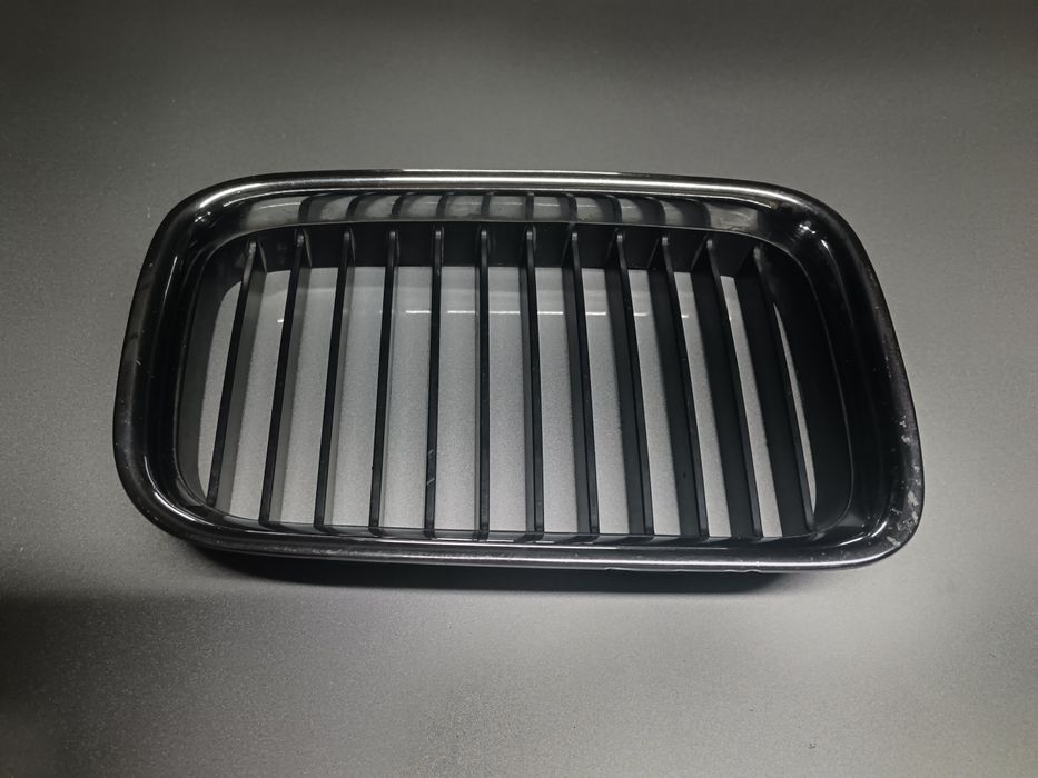 Продам решетку радиатора правая BMW 3 E36