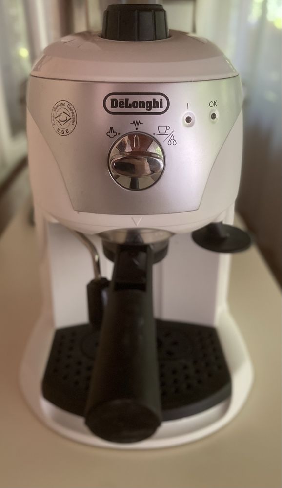 Espressor manual DeLonghi cu sistem Cappuccino