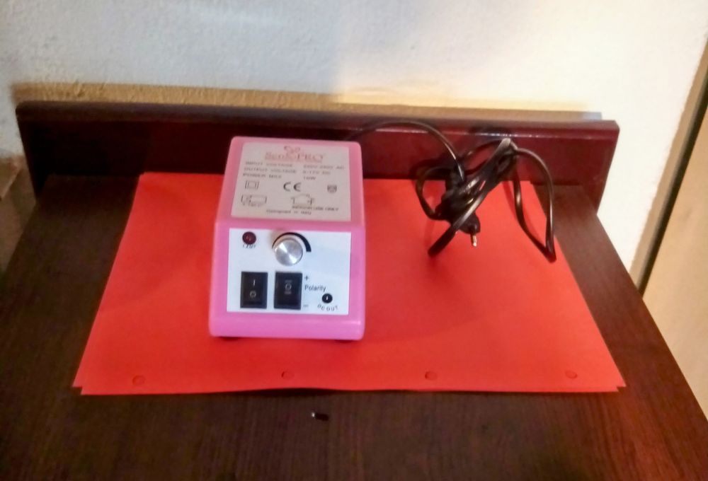 Vând alimentator SensoPro pentru freză de unghii.