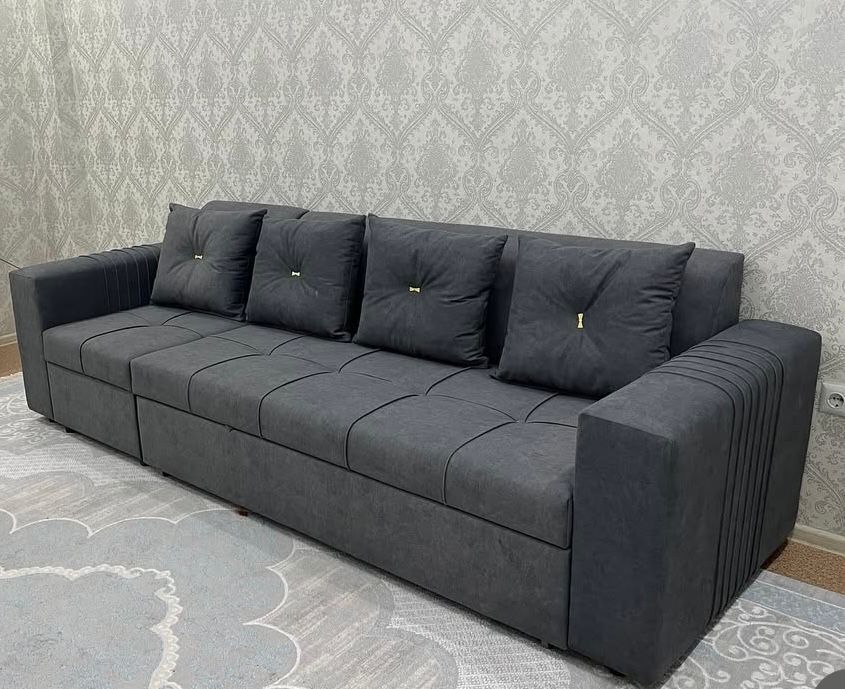 Диван мягкий.