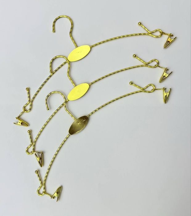 Вешалки для витриный золотистый качество 100 идеално для магазина