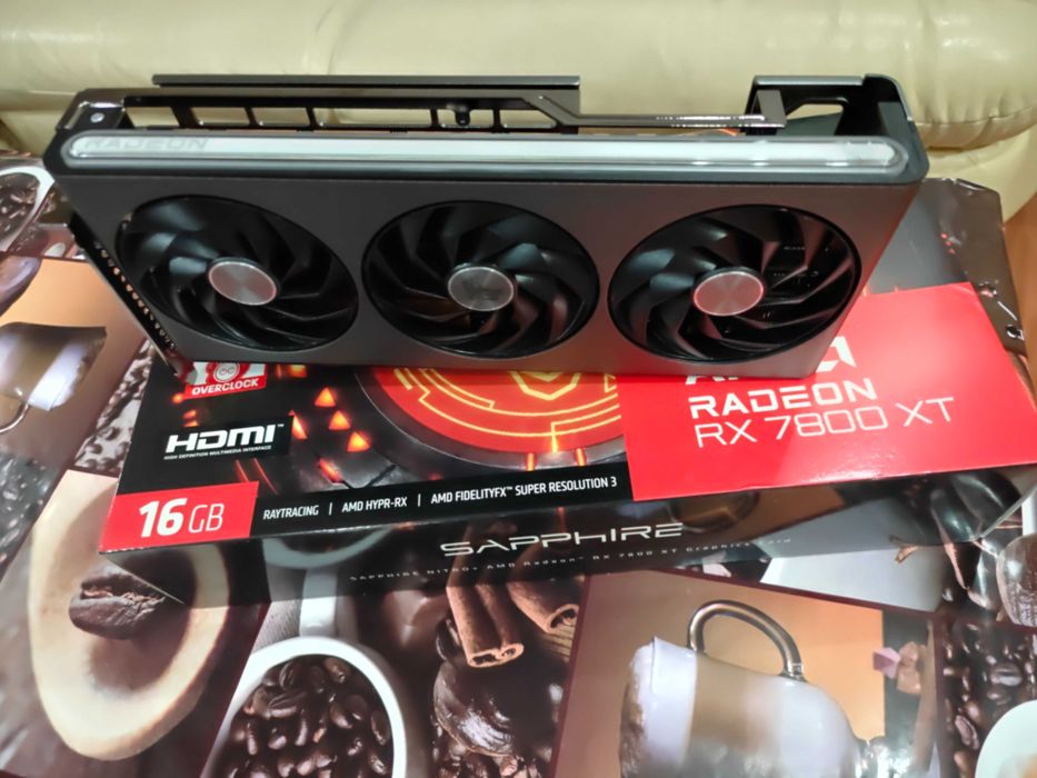 Продавам Sapphire NITRO+ AMD Radeon RX 7800 XT 16GB