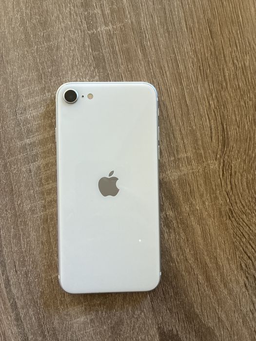Продавам IPhone se 2020