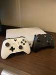 Vand / Schimb Consola Xbox One S 1Tb si 2 controllere