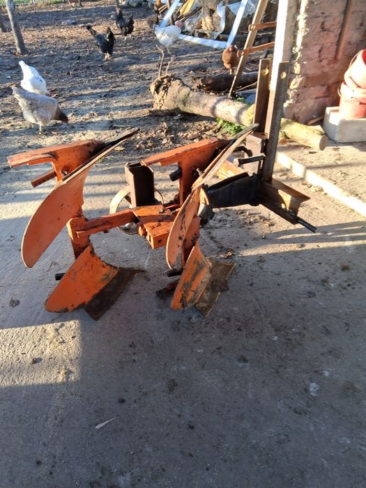 Vând plug reversibil italian