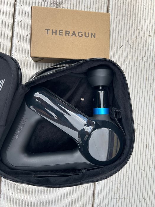 Масажор Theragun