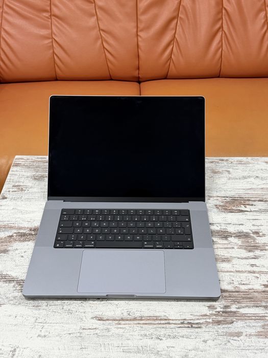 Macbook pro 16 M2 Pret 6500 lei