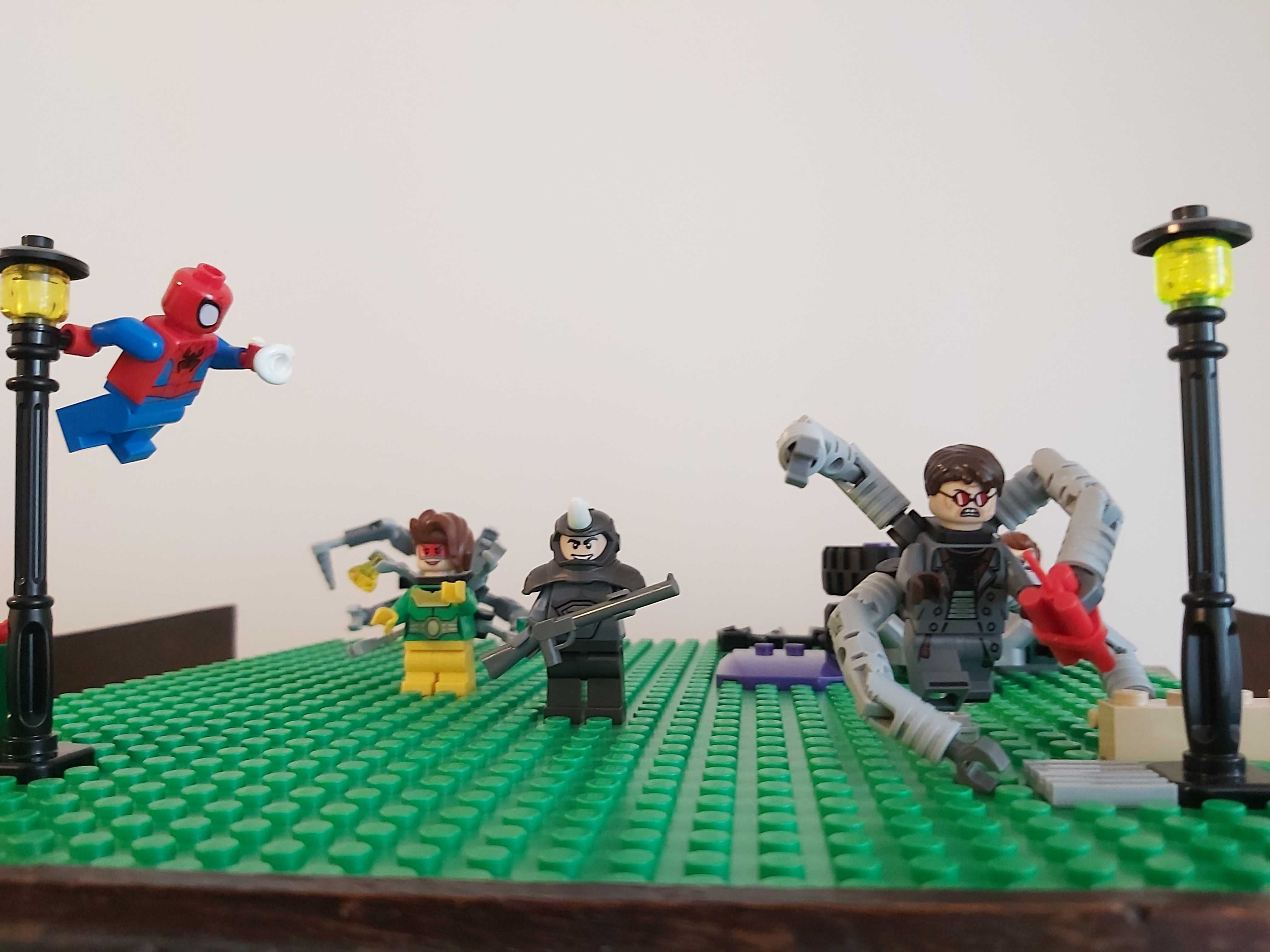 LEGO diorama Omul Paianjen vs. Doc Ock vs. Rino