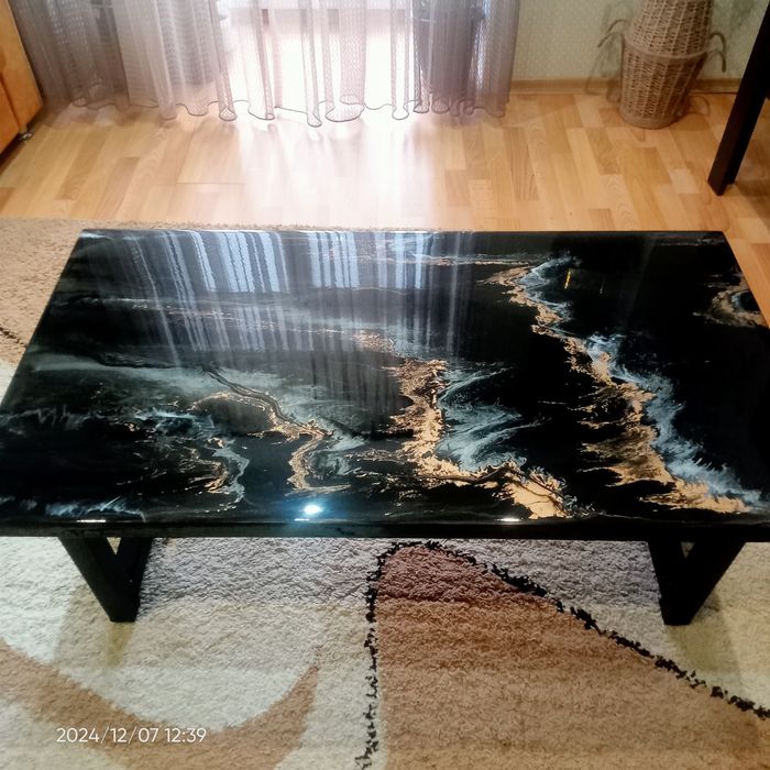 Журнальный стол,столешница с эпоксидной смолы