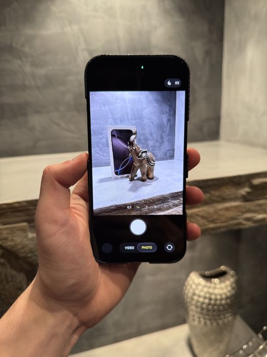 КАТО ЧИСТО НОВ Iphone 16 Pro Black + подарък Pitaka case