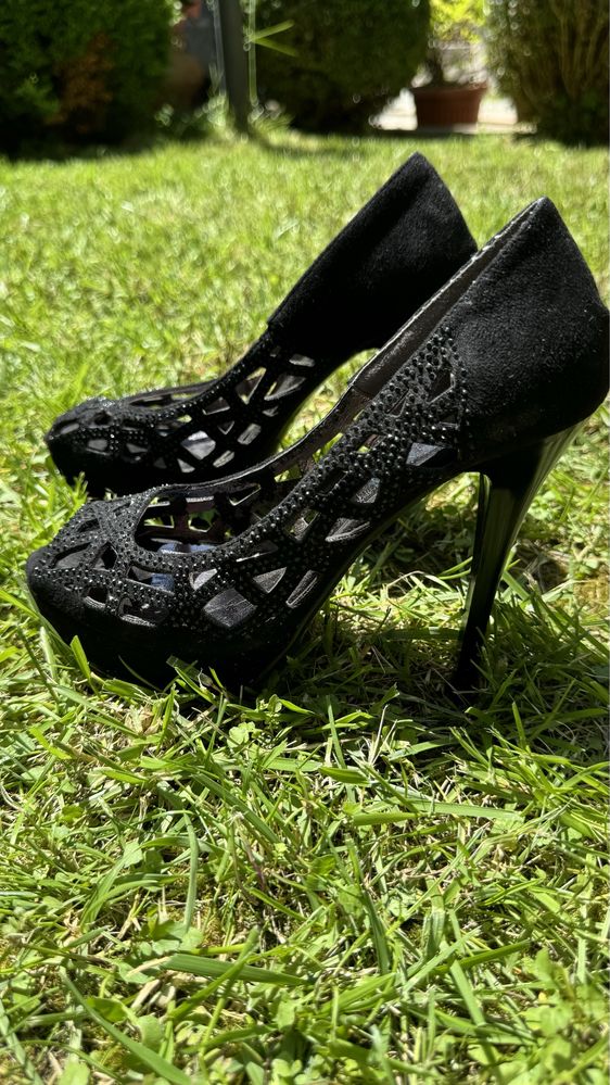 Дамски черни обувки на ток