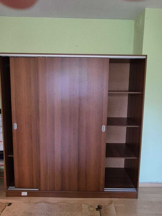 Гардероб с плъзгащи врати