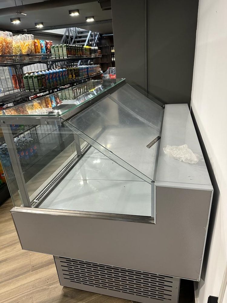 Продам новый Ветринный холодильник