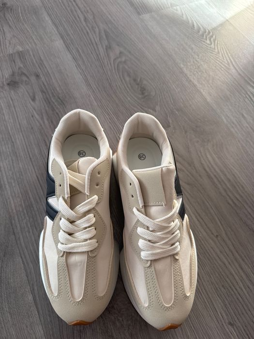 Спортни бели кецки