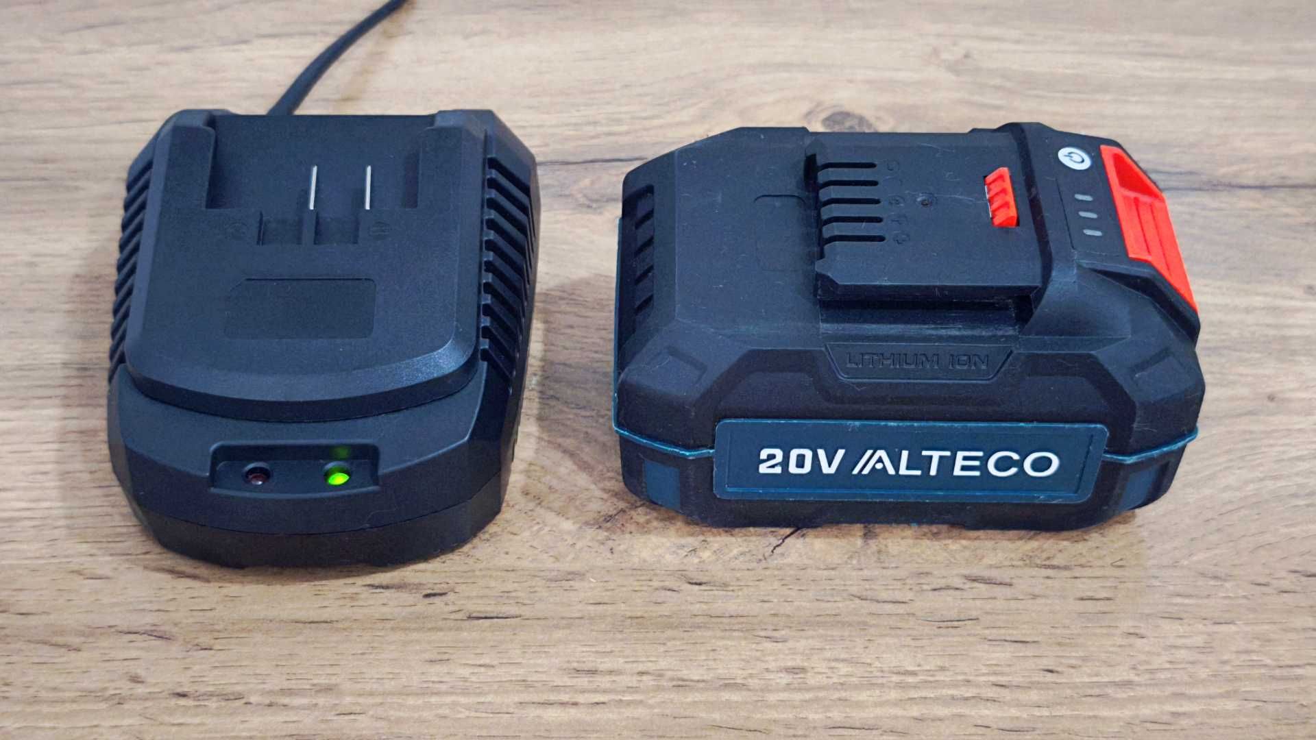 Аккумулятор Alteco с ЗУ и шуруповертом