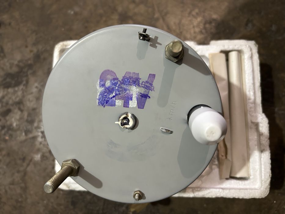 Продавам чисто нов тахограф