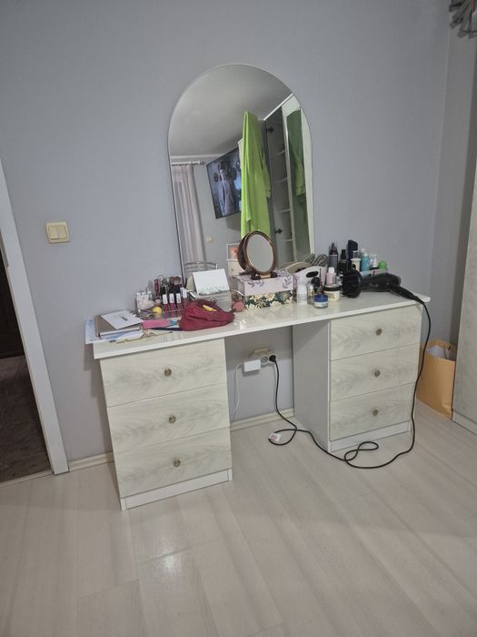 Спалня ,нощни шкафчета и тоалетка