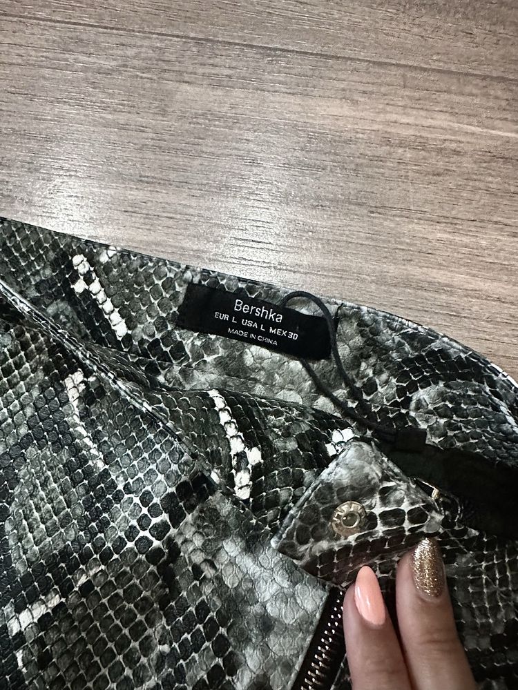Дамска пола Bershka змийска кожа