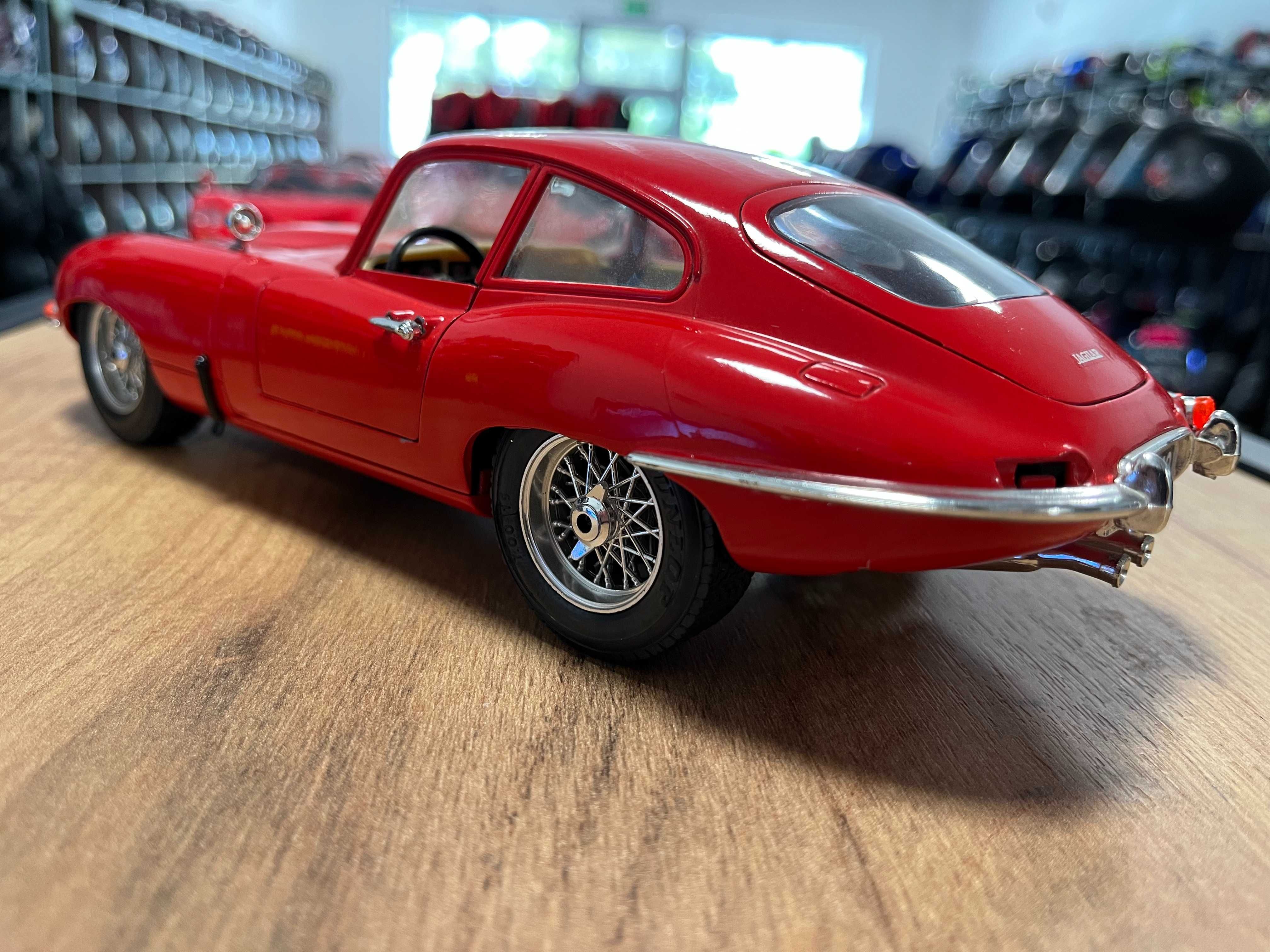 BBURAGO метална колекционерска количка модел JAGUAR E-TYPE COUPE  1:18
