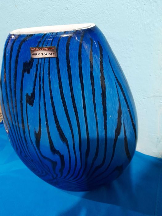 Se vinde vaza de sticla de colectie  semnata de Mihai Țopescu