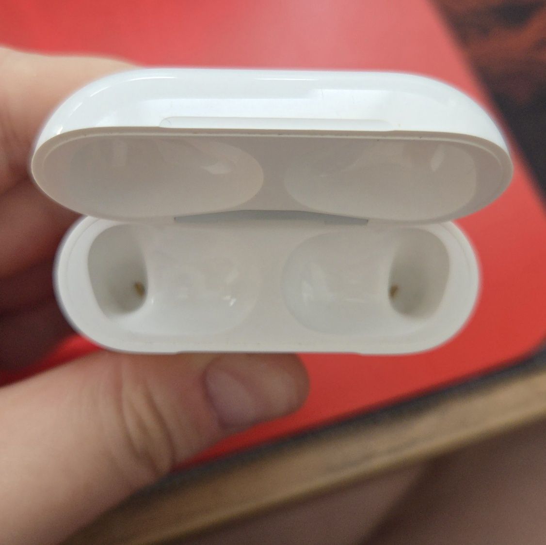 AirPods Pro 1 поколения [кейс и левый наушник]
